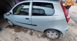 Prodajem auto za dijelove