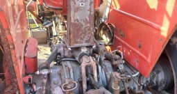 Traktor s utovarivačem Massey Ferguson 158