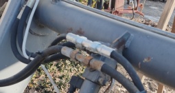 New Holland TL90 sa prednjim utovarivačem i gajbom