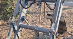 New Holland TL90 sa prednjim utovarivačem i gajbom