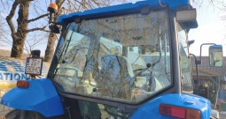 New Holland TL90 sa prednjim utovarivačem i gajbom