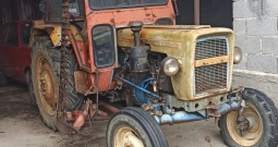 Traktor Ursus C-335 sa kabinom i kosom