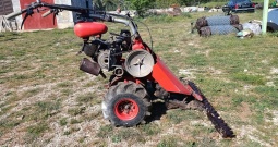 Traktor H,ako sa kosilicom