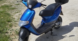 Skuter Piaggio uključujući kutiju s robusnim motorom (Pula)