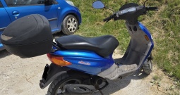 Skuter Piaggio uključujući kutiju s robusnim motorom (Pula)