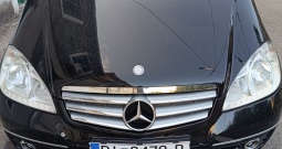 Mercedes Benz crni