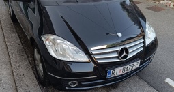 Mercedes Benz crni