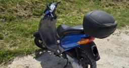 Skuter Piaggio uključujući kutiju s robusnim motorom (Pula)