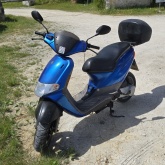 Skuter Piaggio uključujući kutiju s robusnim motorom (Pula)