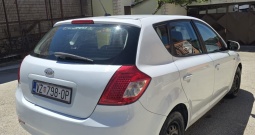 Kia Cee'd 1. 4 prodajem