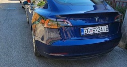 Tesla Model 3 Rear-Wheel Drive u boji Deep Blue Metallic