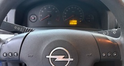 Plava Opel Vectra