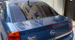 Plava Opel Vectra