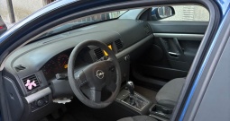 Plava Opel Vectra