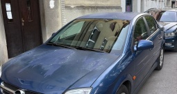 Plava Opel Vectra