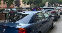 Plava Opel Vectra