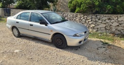 Prodajem Mitsubishi carismu 1998. god