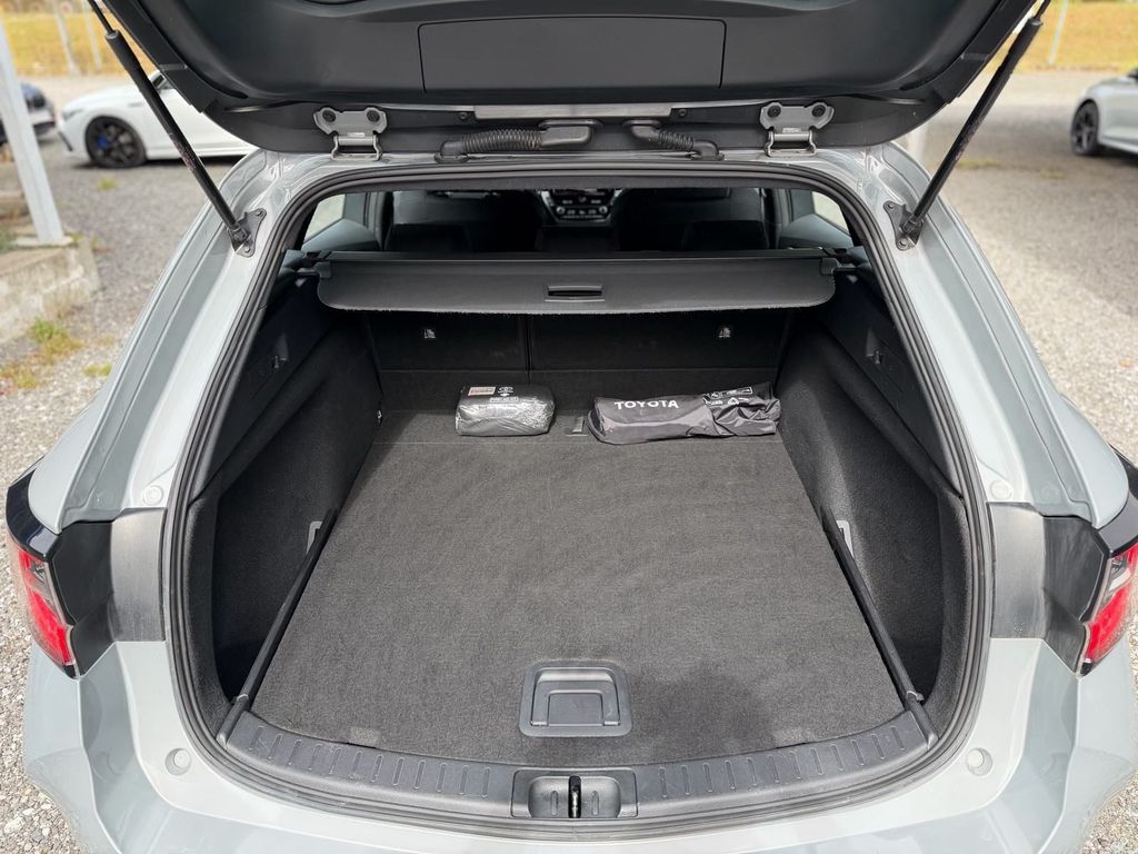 Toyota Corolla Touring Sports 1.8 Hybrid | Relax jamstvo | Servisna |